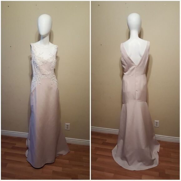 Carmen Marc Valvo Lace Mermaid Gown - Picture 2 of 8